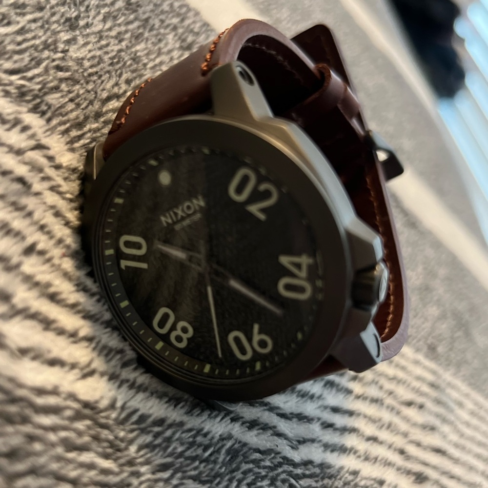 Gunmetal Men’s Nixon watch/leather